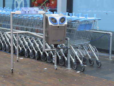 901287 Afbeelding van een desinfectie-apparaat voor winkelwagentjes en de handen van klanten bij de Albert ...